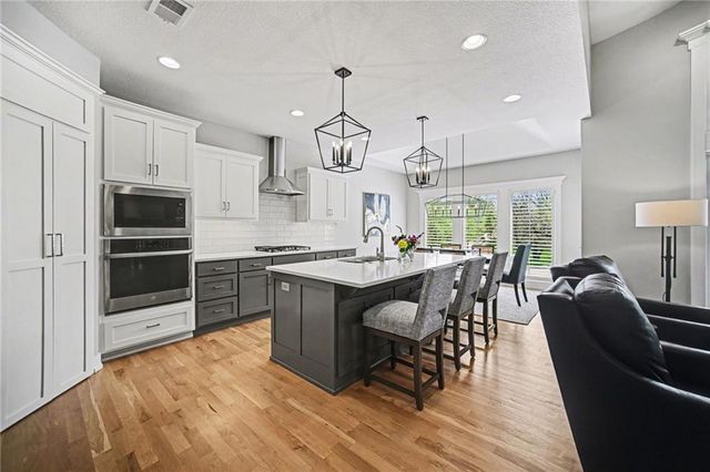 9201 Lime Stone Road, Parkville, MO 64152