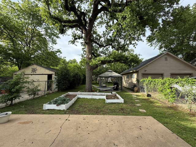 2517 Honeysuckle Avenue, Fort Worth, TX 76111