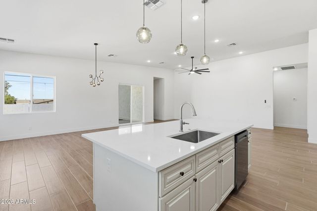 812 E DESERT Drive S 96, Phoenix, AZ 85042