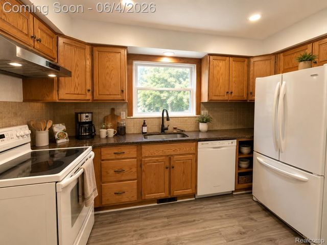 6382 Houghten Drive, Troy, MI 48098
