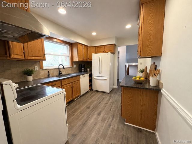 6382 Houghten Drive, Troy, MI 48098