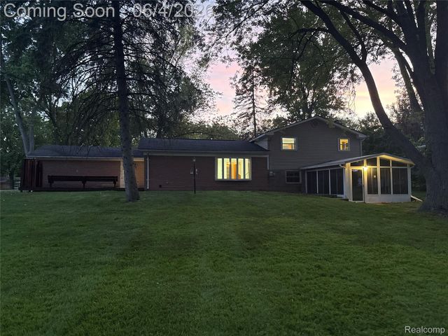 6382 Houghten Drive, Troy, MI 48098