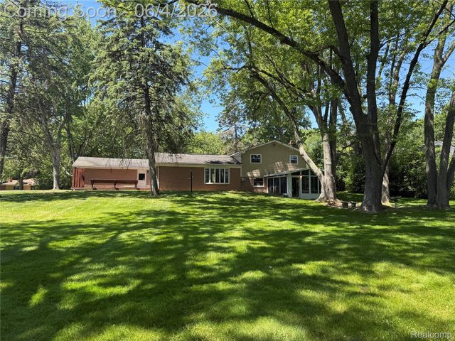 6382 Houghten Drive, Troy, MI 48098