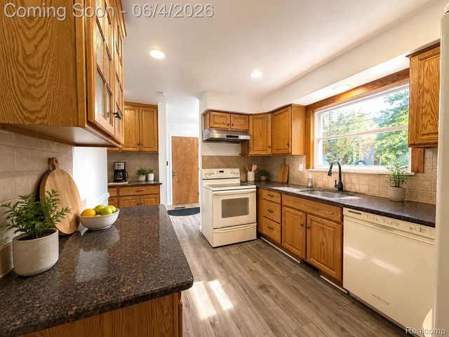 6382 Houghten Drive, Troy, MI 48098