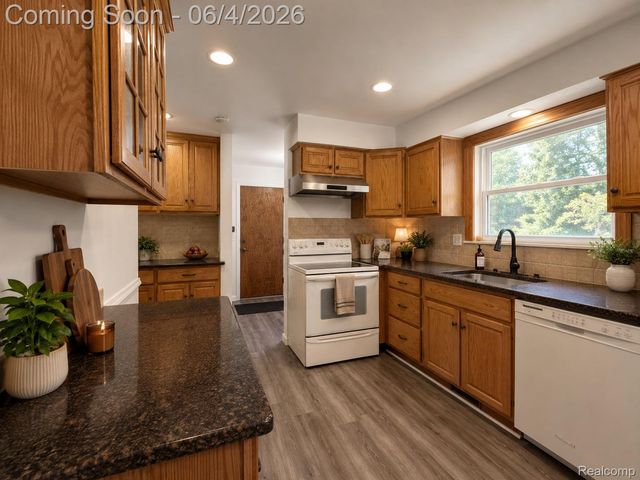 6382 Houghten Drive, Troy, MI 48098