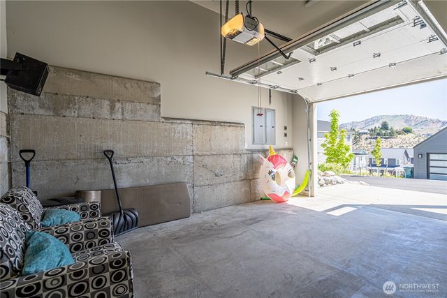 250 Bobcat Lane, Chelan, WA 98816