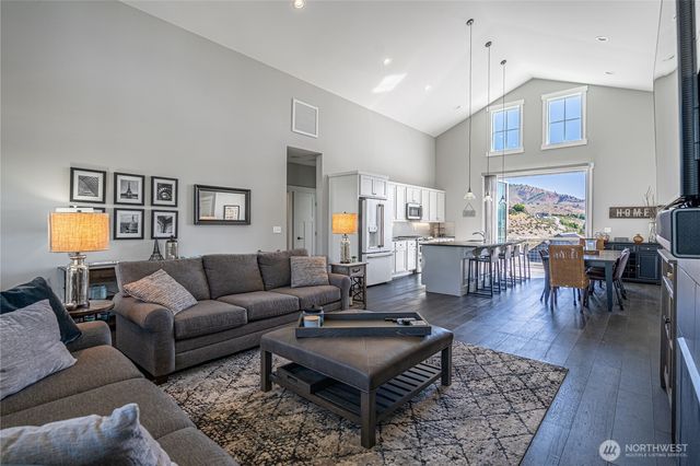 250 Bobcat Lane, Chelan, WA 98816