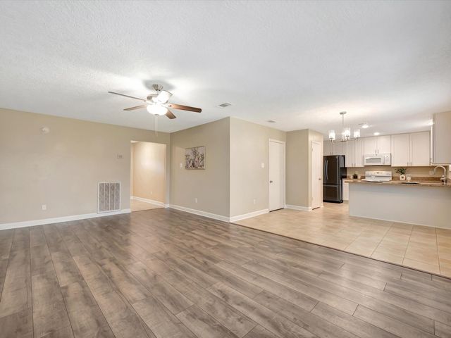 211 Leafwood Circle, League City, TX 77573