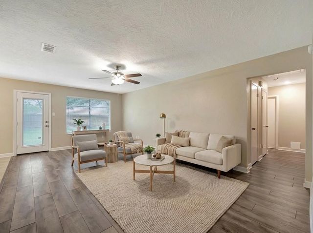 211 Leafwood Circle, League City, TX 77573