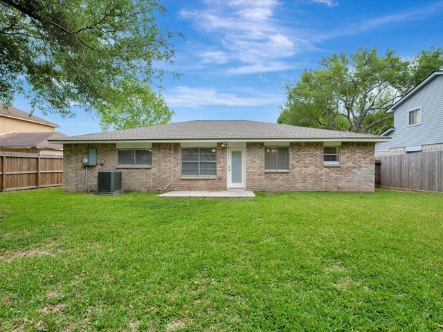 211 Leafwood Circle, League City, TX 77573