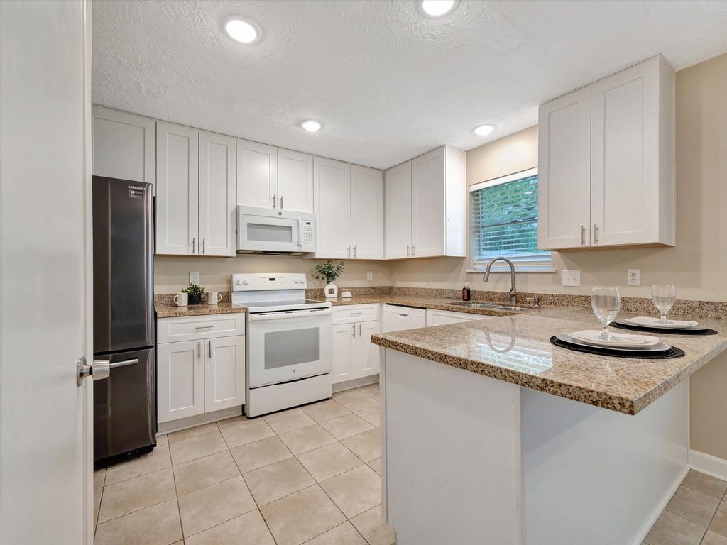 211 Leafwood Circle, League City, TX 77573