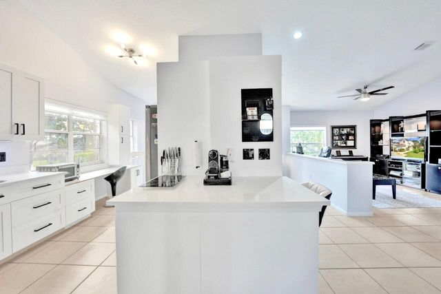 7669 Springwater Place 202, Boynton Beach, FL 33437