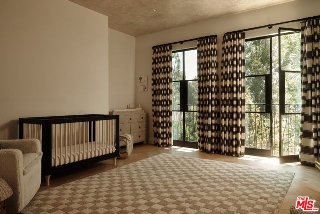 2331 Chislehurst Drive, Los Angeles, CA 90027