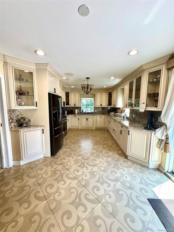139-04 Coolidge Avenue, Briarwood, NY 11435 — photo 4
