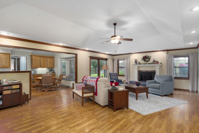 1735 E Vincent Drive, Springfield, MO 65804