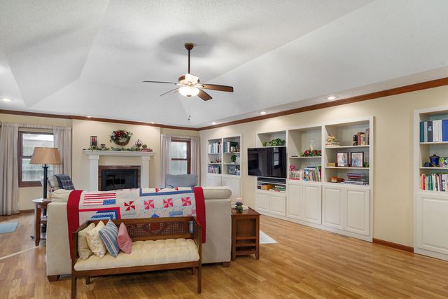 1735 E Vincent Drive, Springfield, MO 65804