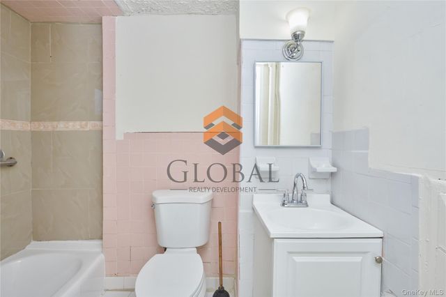 865 E 215th Street, Bronx, NY 10467