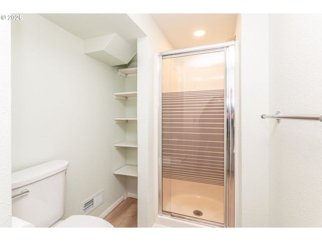 1842 Se 92ND Ave, Portland, OR 97216