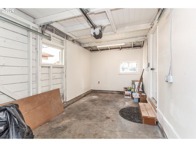 1842 Se 92ND Ave, Portland, OR 97216