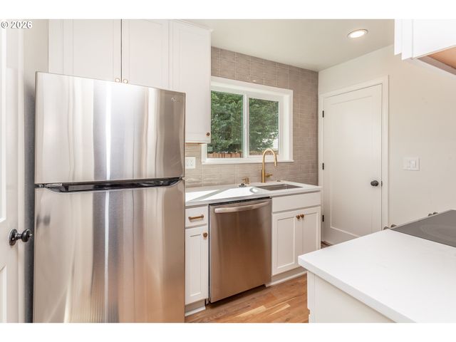 1842 Se 92ND Ave, Portland, OR 97216