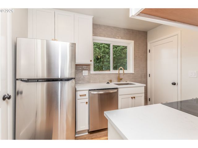 1842 Se 92ND Ave, Portland, OR 97216