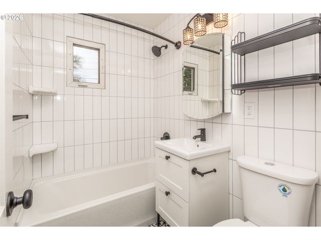 1842 Se 92ND Ave, Portland, OR 97216