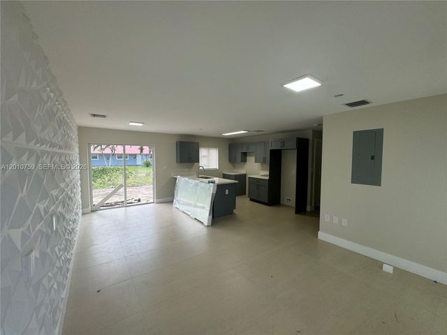205 NW 159th St, Miami, FL 33169