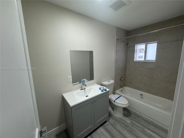 205 NW 159th St, Miami, FL 33169