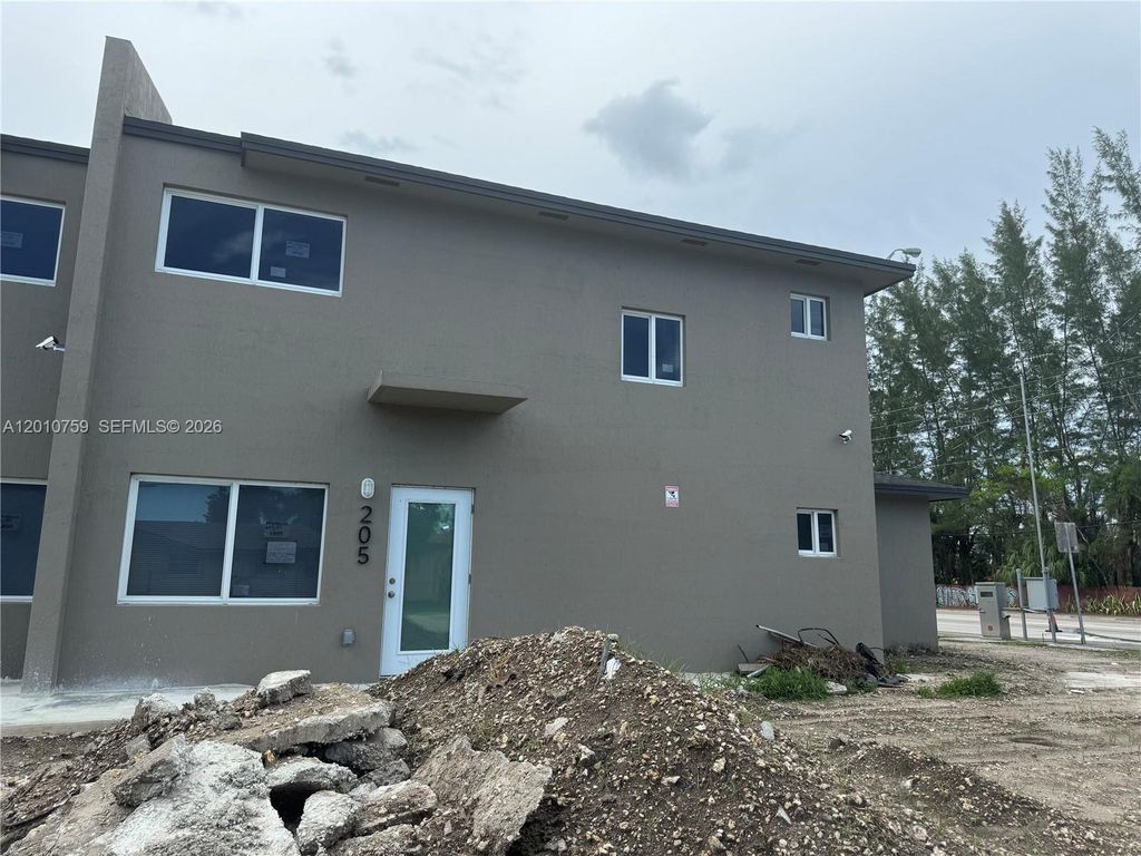 205 NW 159th St, Miami, FL 33169