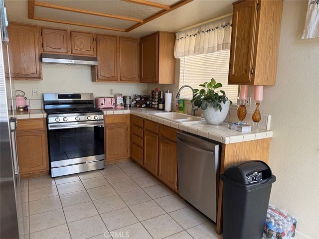 19064 Elm Dr, Apple Valley, CA 92308