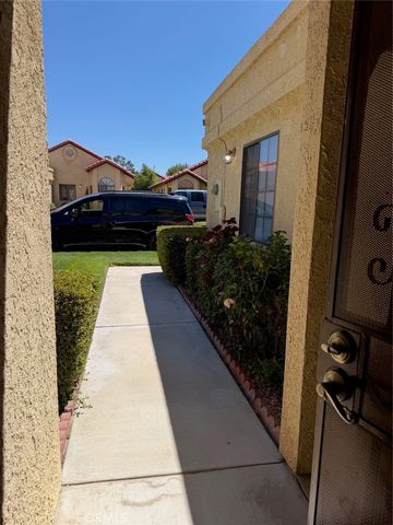 19064 Elm Dr, Apple Valley, CA 92308