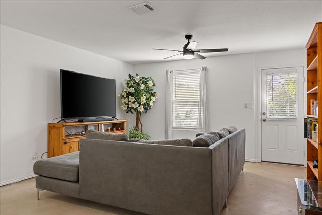 36 Trinity CIR, Lockhart, TX 78644