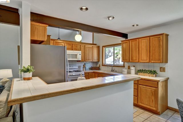 2826 Wright Ave, Pinole, CA 94564