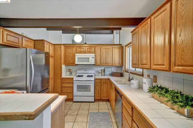 2826 Wright Ave, Pinole, CA 94564