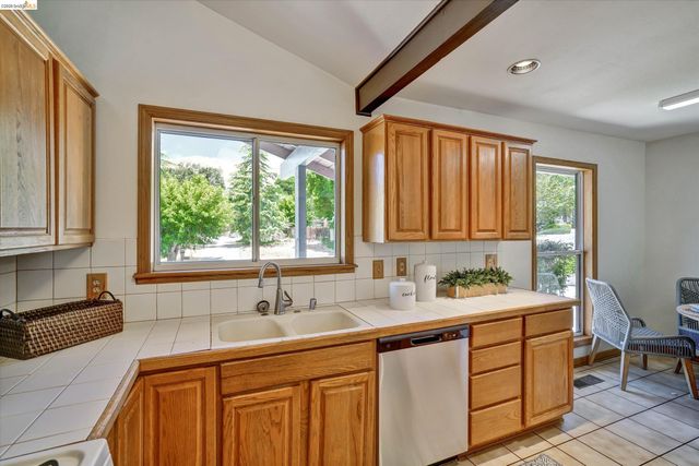 2826 Wright Ave, Pinole, CA 94564