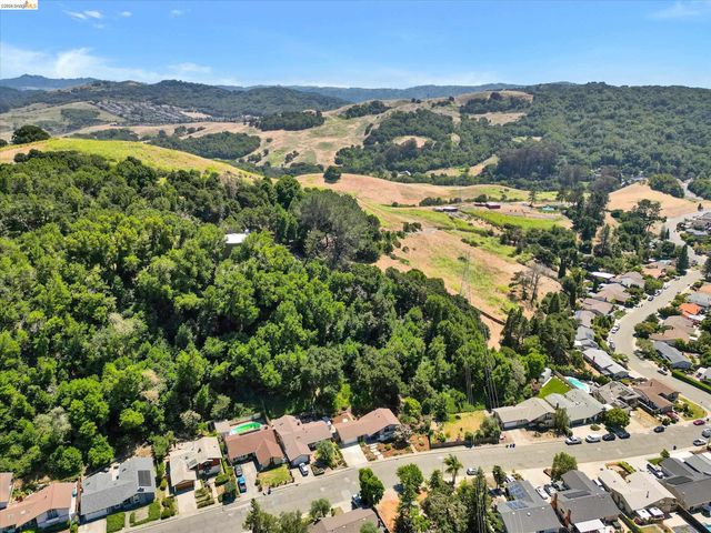 2826 Wright Ave, Pinole, CA 94564