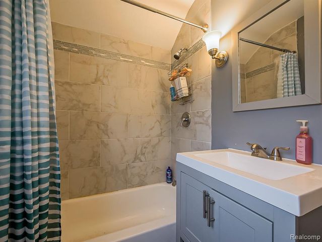 16888 Huntington Road, Detroit, MI 48219