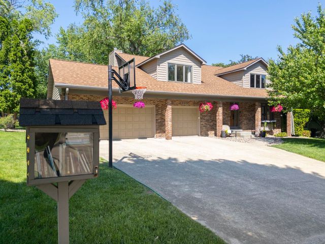 2215 Minnetonka Drive, Cedar Falls, IA 50613