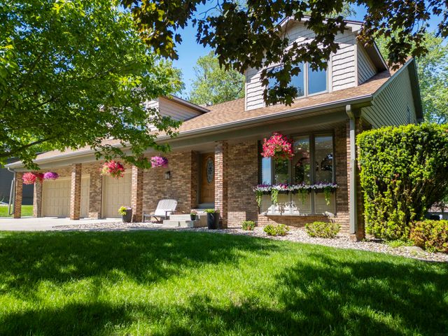 2215 Minnetonka Drive, Cedar Falls, IA 50613