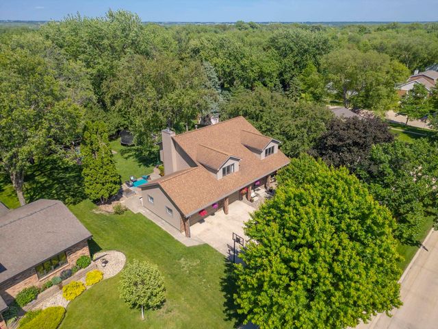 2215 Minnetonka Drive, Cedar Falls, IA 50613