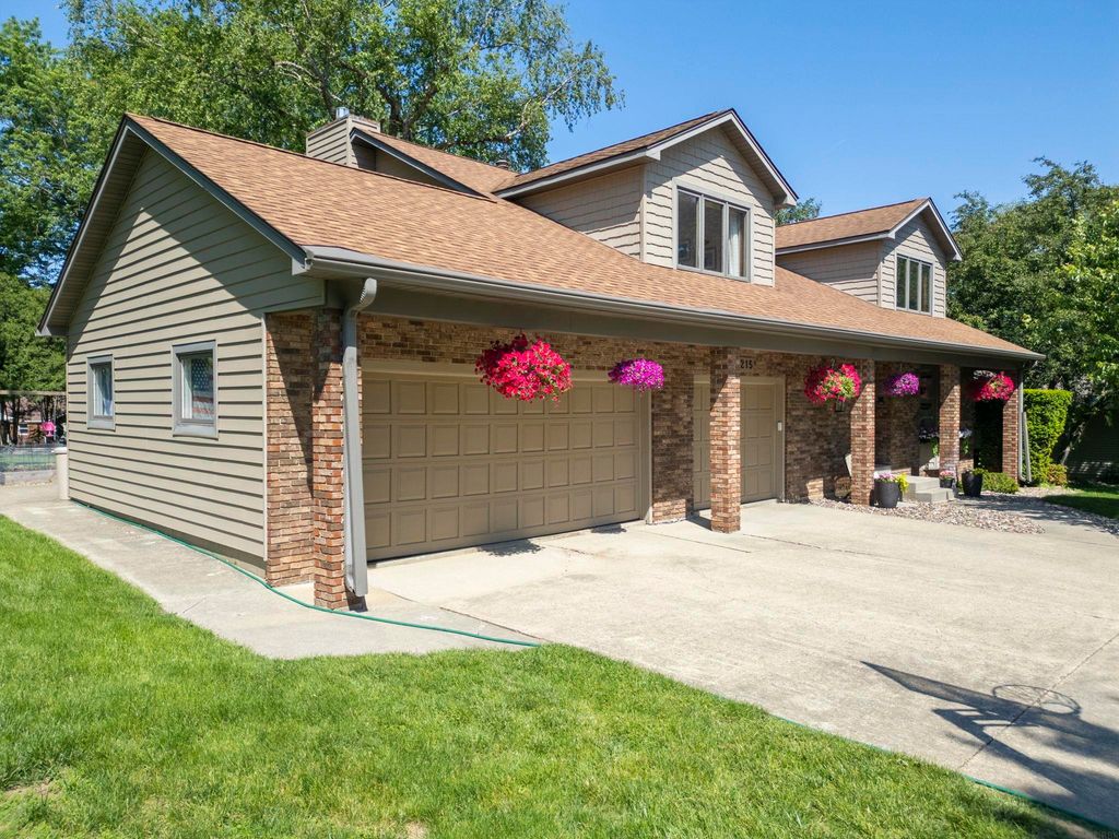 2215 Minnetonka Drive, Cedar Falls, IA 50613