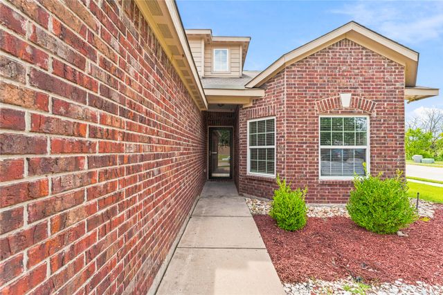 302 Thin Leaf Dr, Princeton, TX 75407