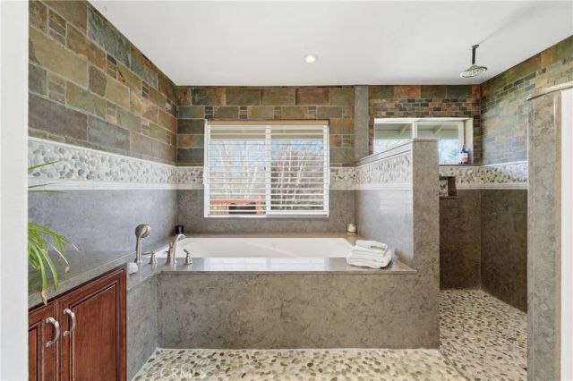 1050 Oak Park, Lakeport, CA 95453