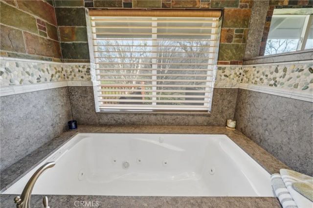 1050 Oak Park, Lakeport, CA 95453