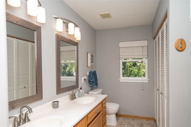 2117 NW Parkridge Drive, Ankeny, IA 50023