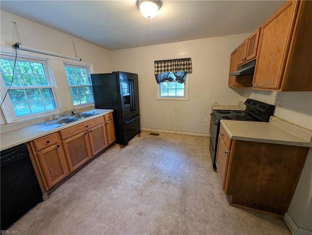 12050 Greenbrier LN, Smithfield, VA 23430
