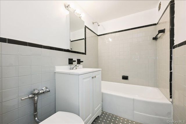 110-45 Queens 312, Forest Hills, NY 11375