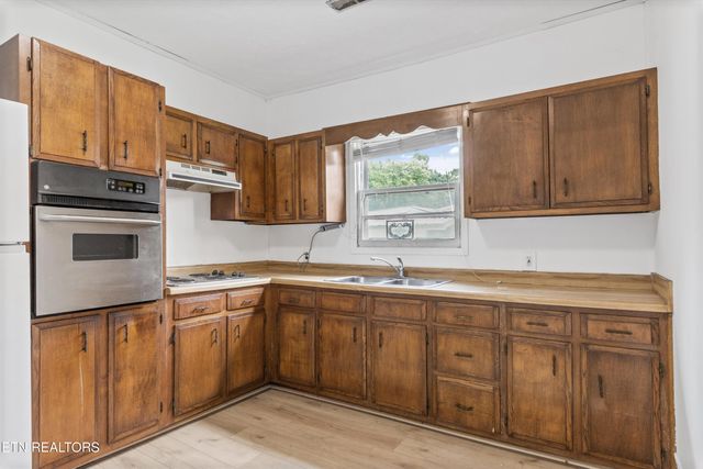 313 W Spring St, Oliver Springs, TN 37840