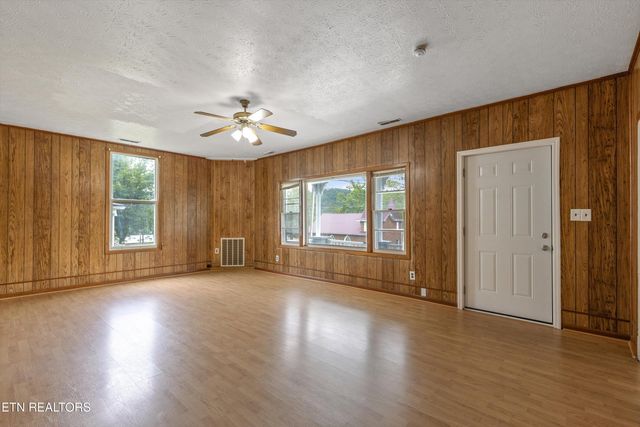 313 W Spring St, Oliver Springs, TN 37840