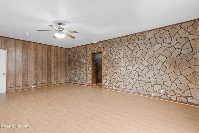 313 W Spring St, Oliver Springs, TN 37840